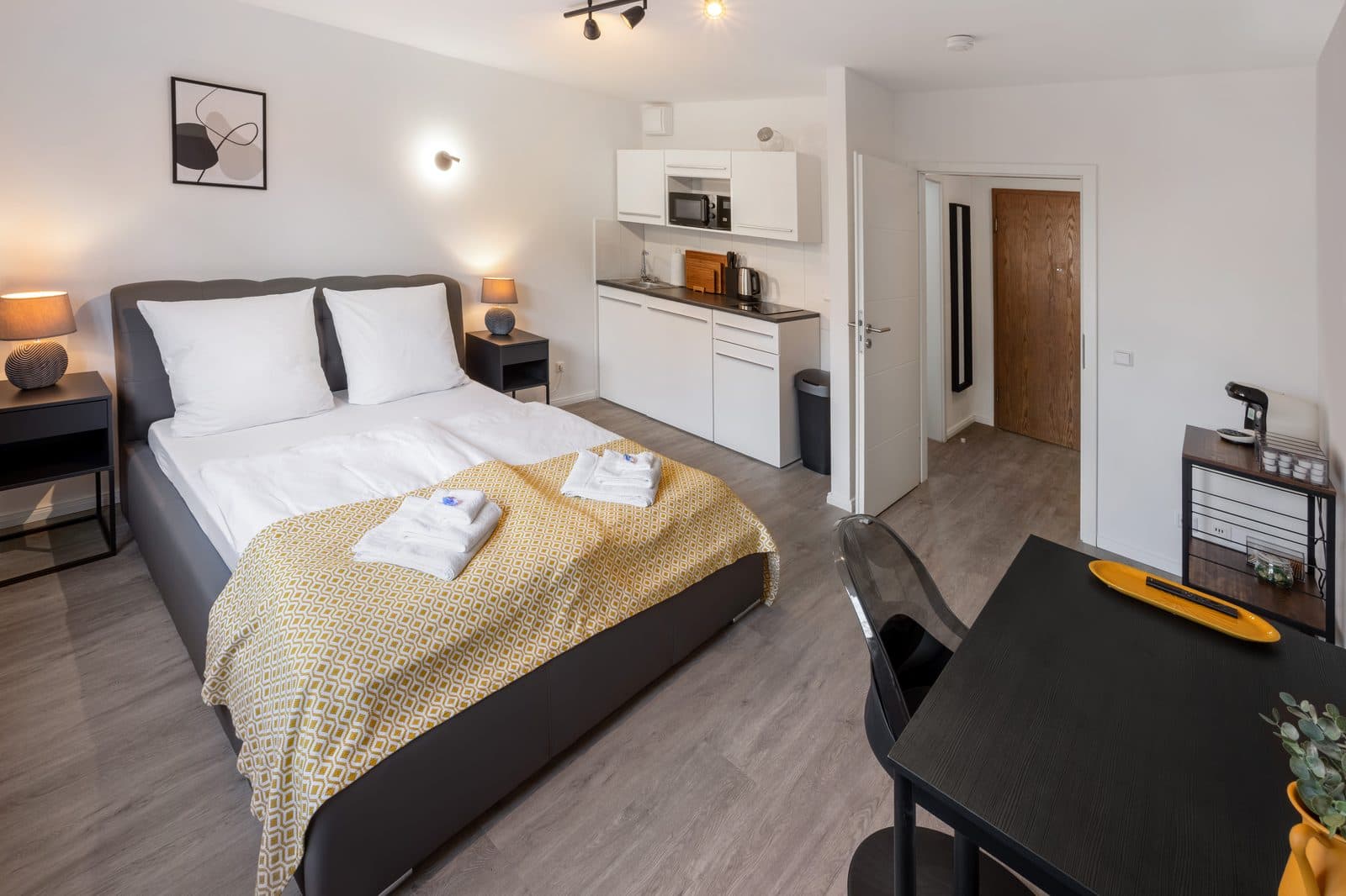 Design Studio – Fully Furnished with Parking - 1