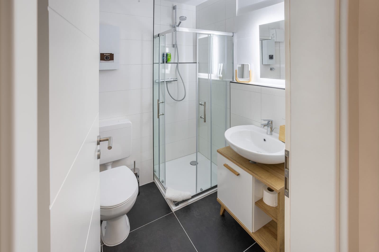 Design Studio – Fully Furnished with Parking - 3