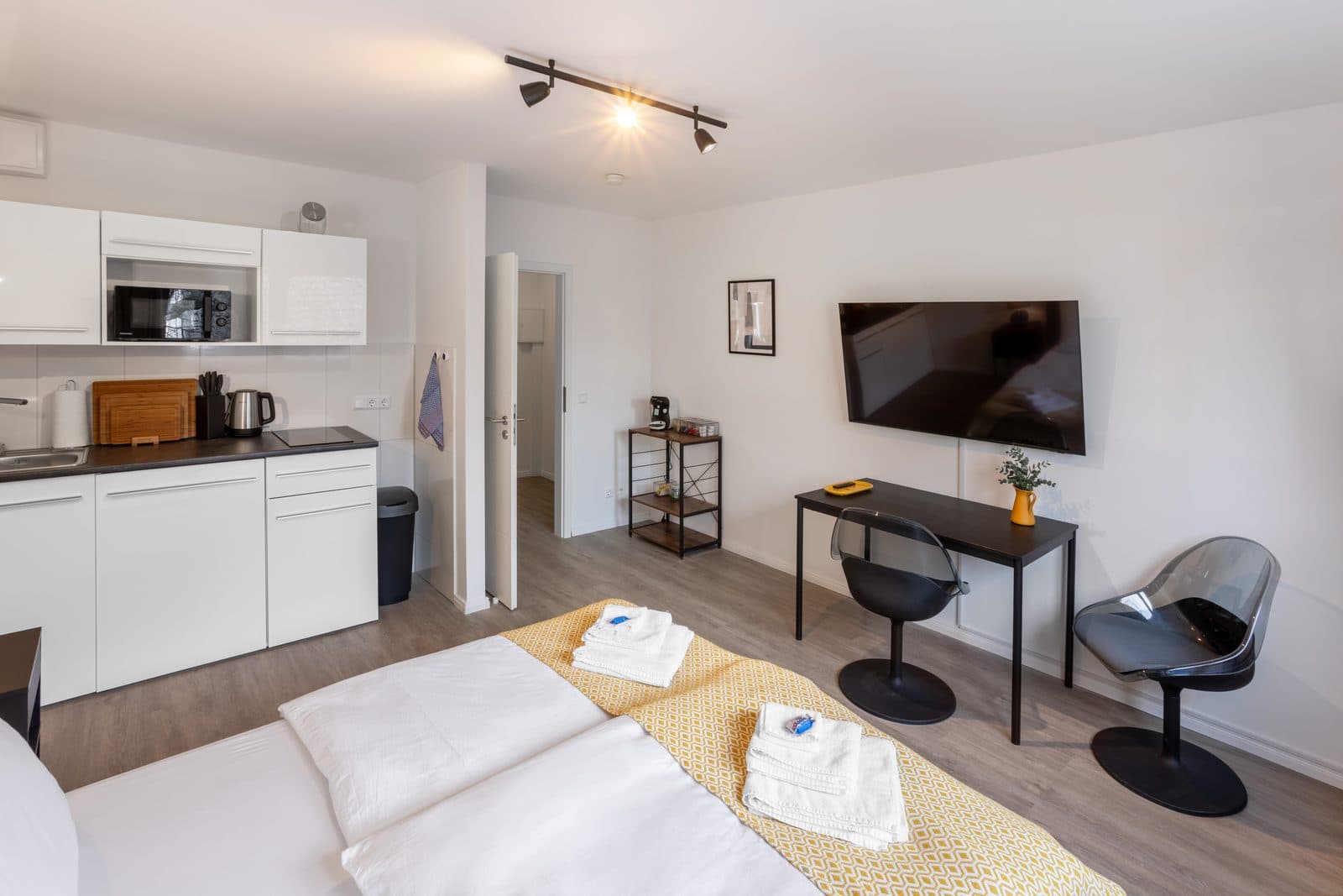 Design Studio – Fully Furnished with Parking - 4