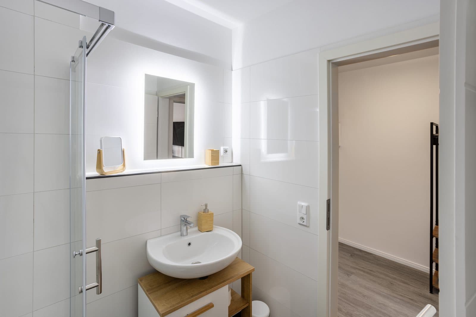 Design Studio – Fully Furnished with Parking - 11