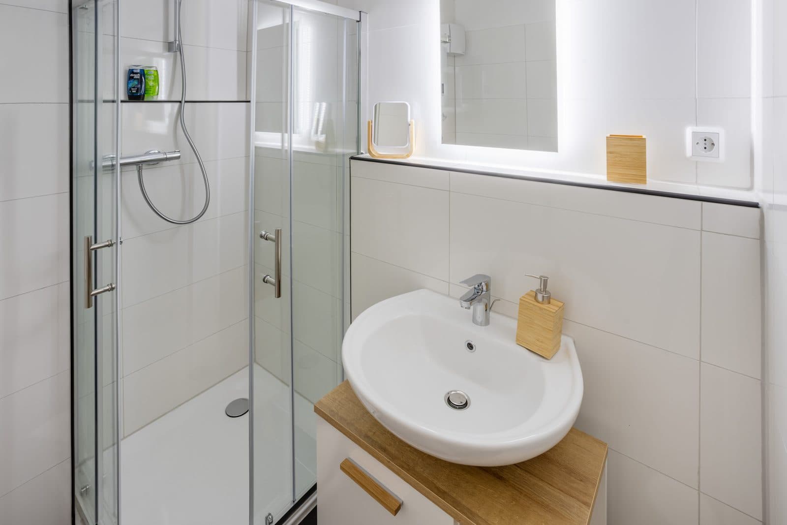 Design Studio – Fully Furnished with Parking - 12