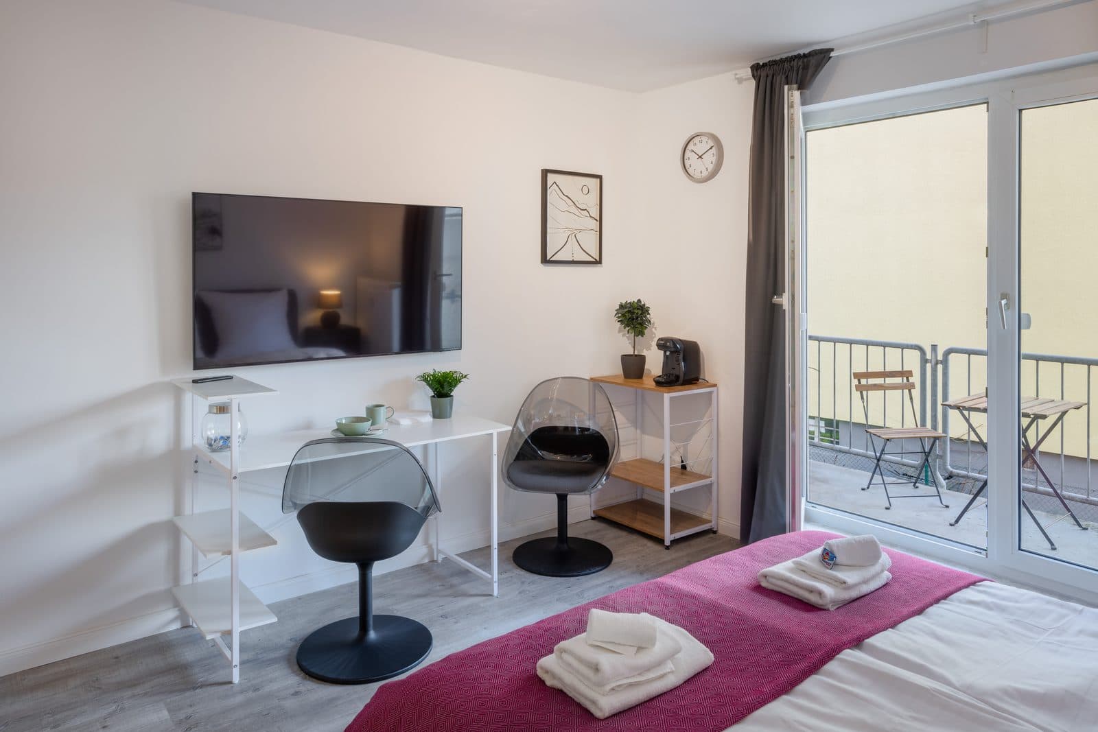 Design Studio – Fully Furnished with Parking - 3