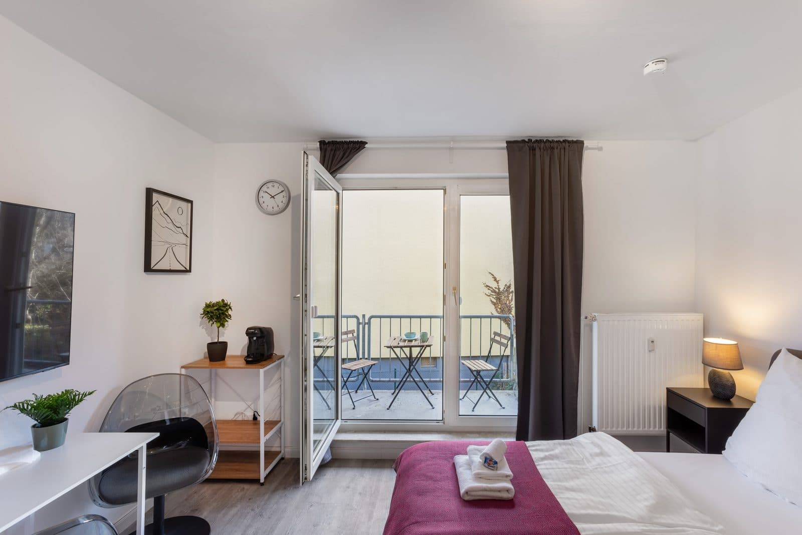 Design Studio – Fully Furnished with Parking - 4