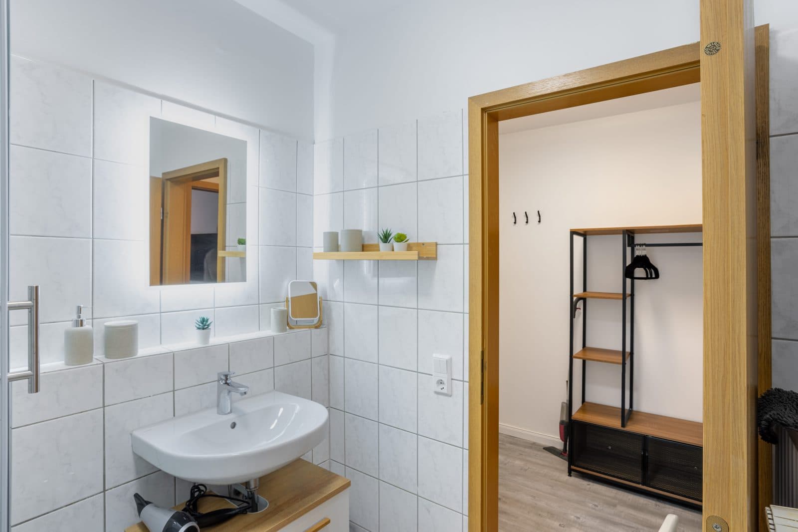 Design Studio – Fully Furnished with Parking - 6