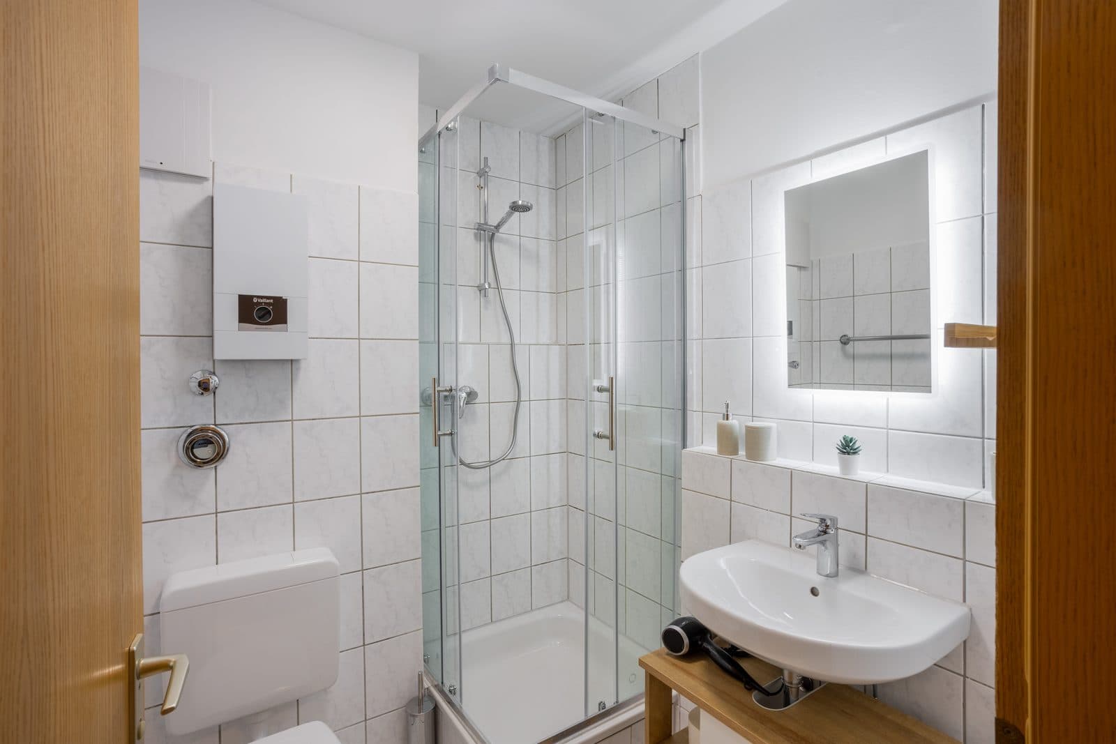 Design Studio – Fully Furnished with Parking - 9