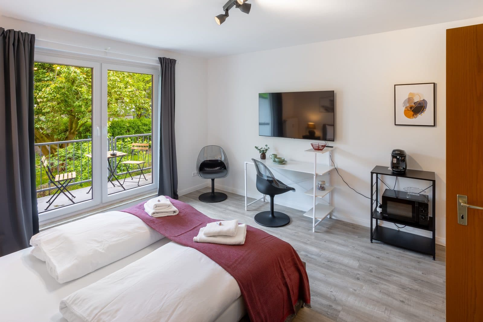 Design Studio – Fully Furnished with Parking - 4