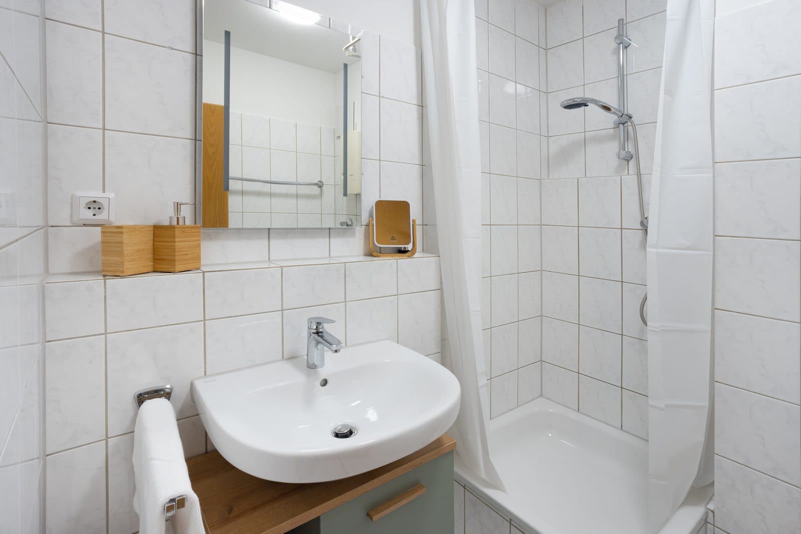 Design Studio – Fully Furnished with Parking - 17