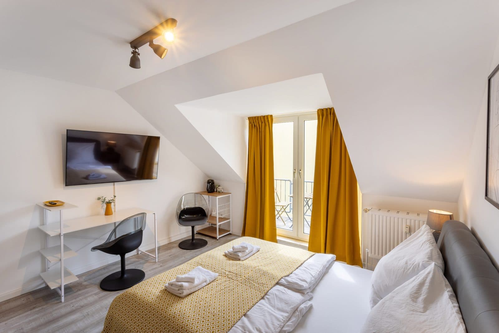 Design Studio – Fully Furnished with Parking - 1