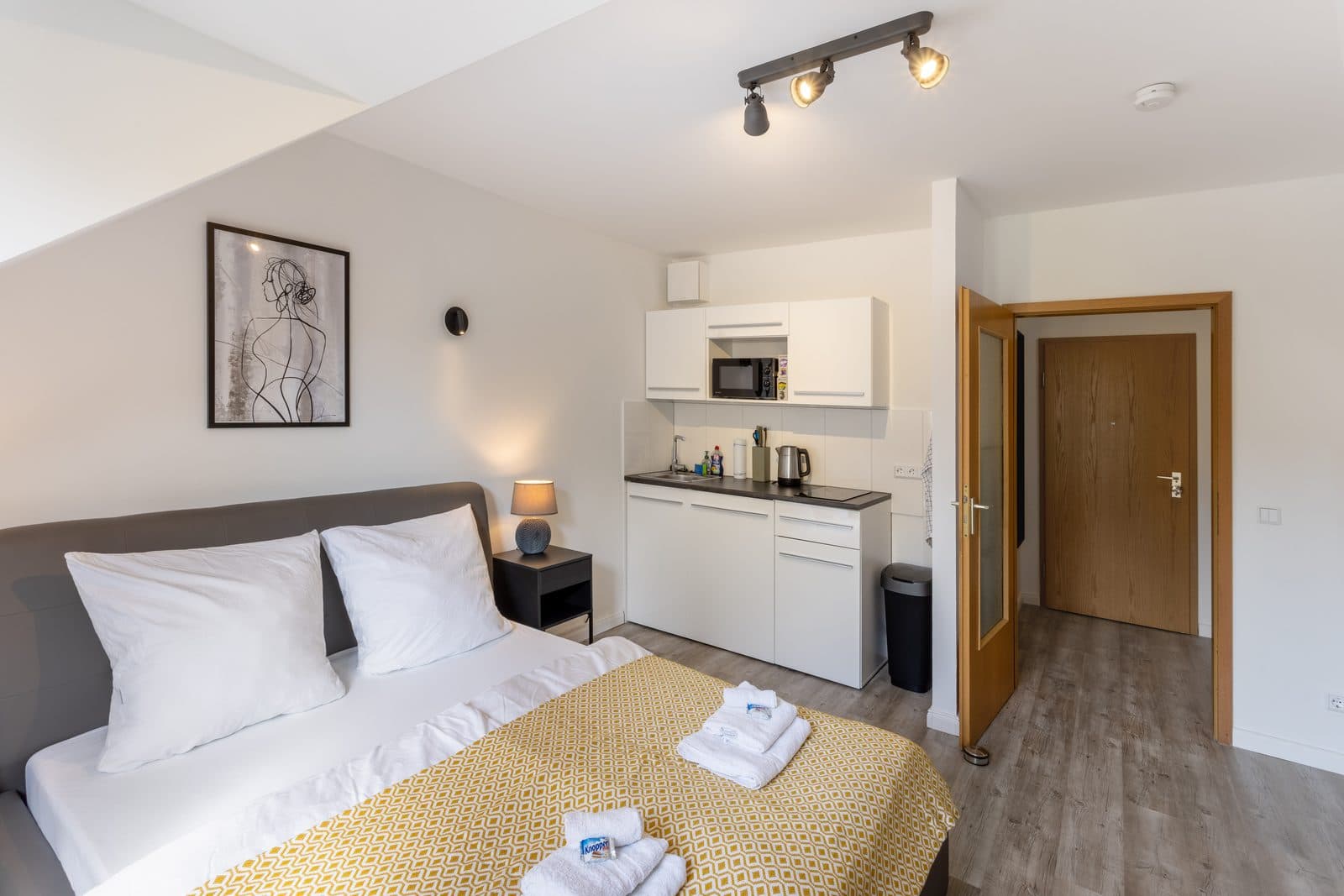 Design Studio – Fully Furnished with Parking - 3