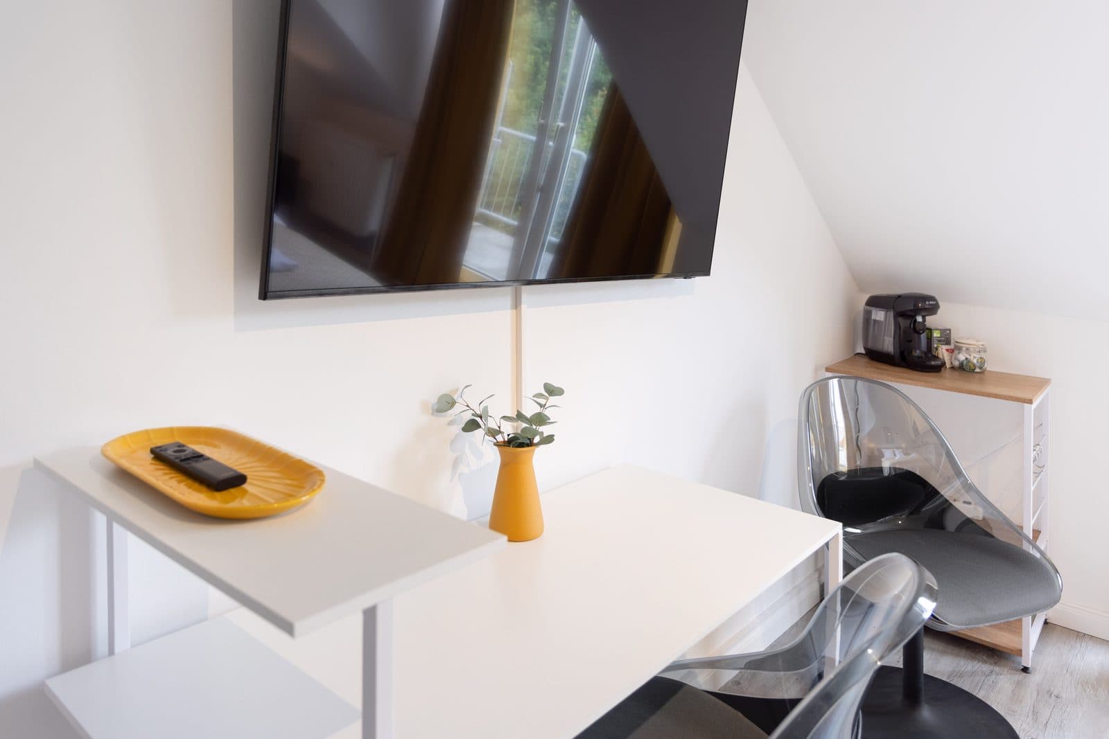 Design Studio – Fully Furnished with Parking - 6