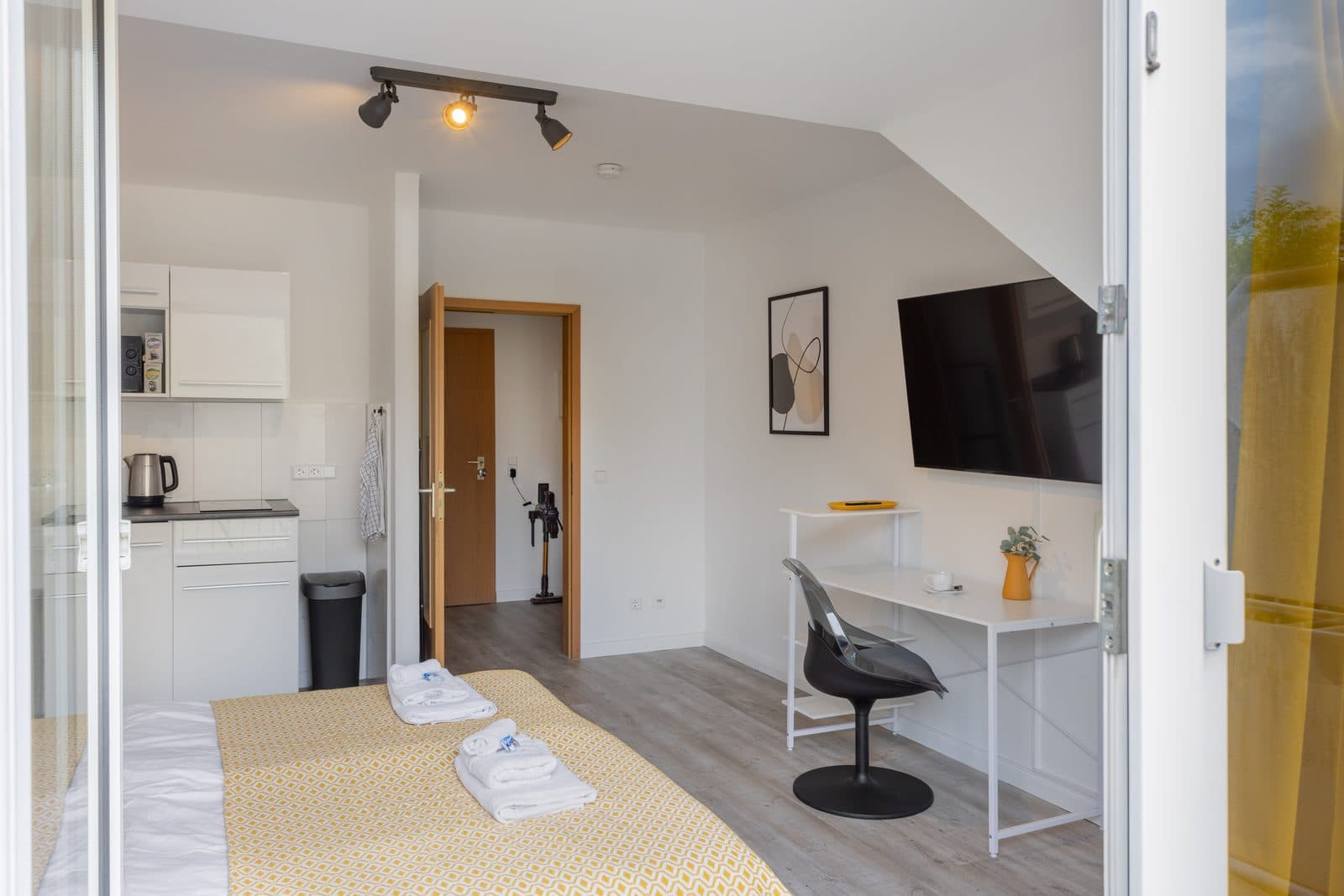 Design Studio – Fully Furnished with Parking - 11