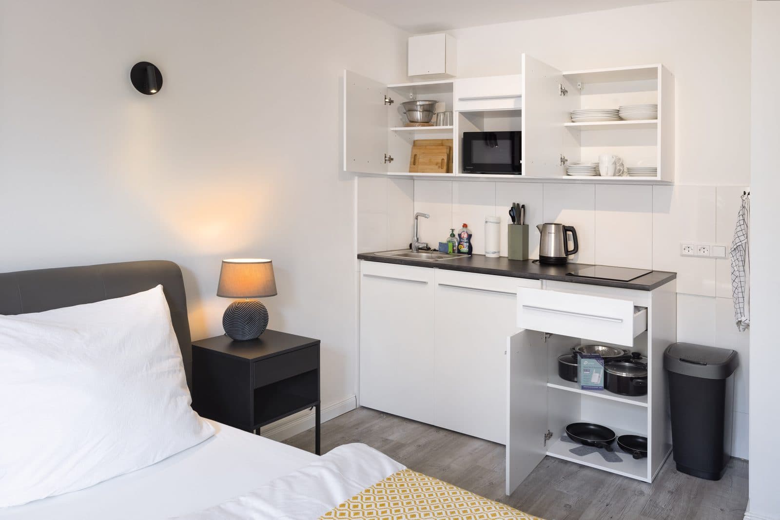 Design Studio – Fully Furnished with Parking - 12