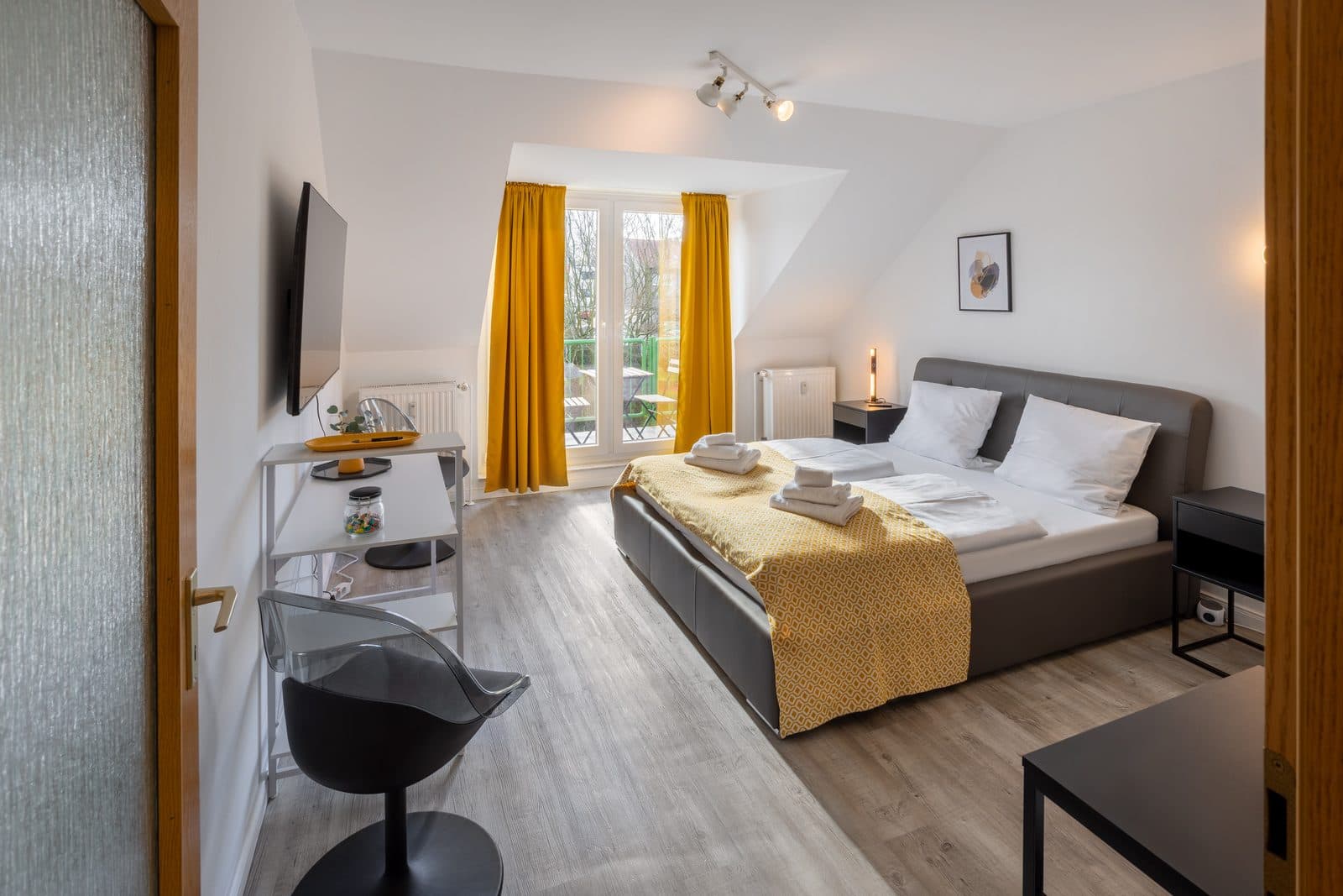 Design Studio – Fully Furnished with Parking - 1