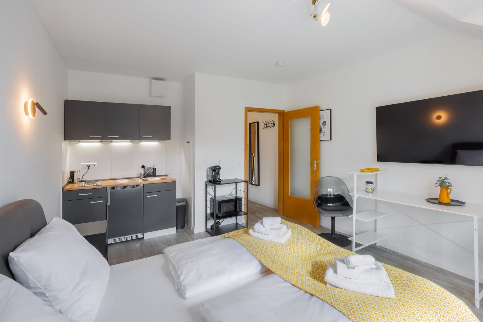 Design Studio – Fully Furnished with Parking - 3